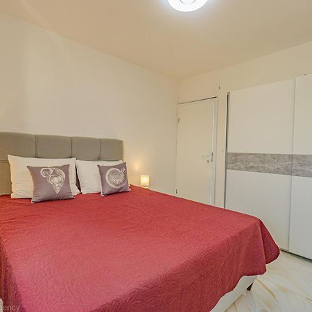 Ivica Super Comfortable, Newly Furnished Apartment In A Top Location Metajna Εξωτερικό φωτογραφία